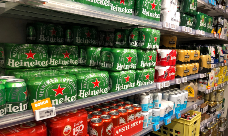 Blikjes bier in het schap in de supermarkt